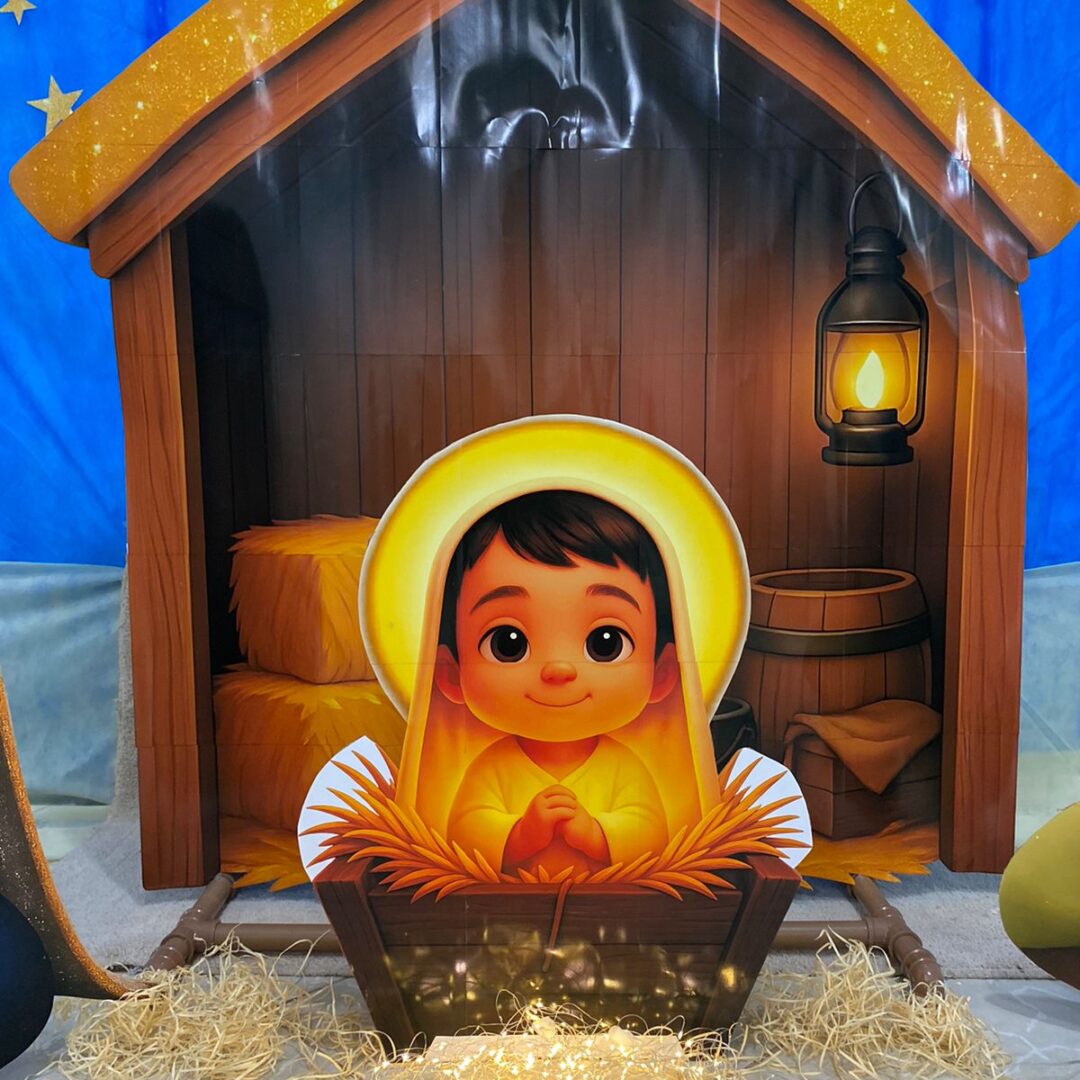 CENÁRIO NATAL. O CÉU SE ALEGRA: NASCEU O REI DOS REIS.